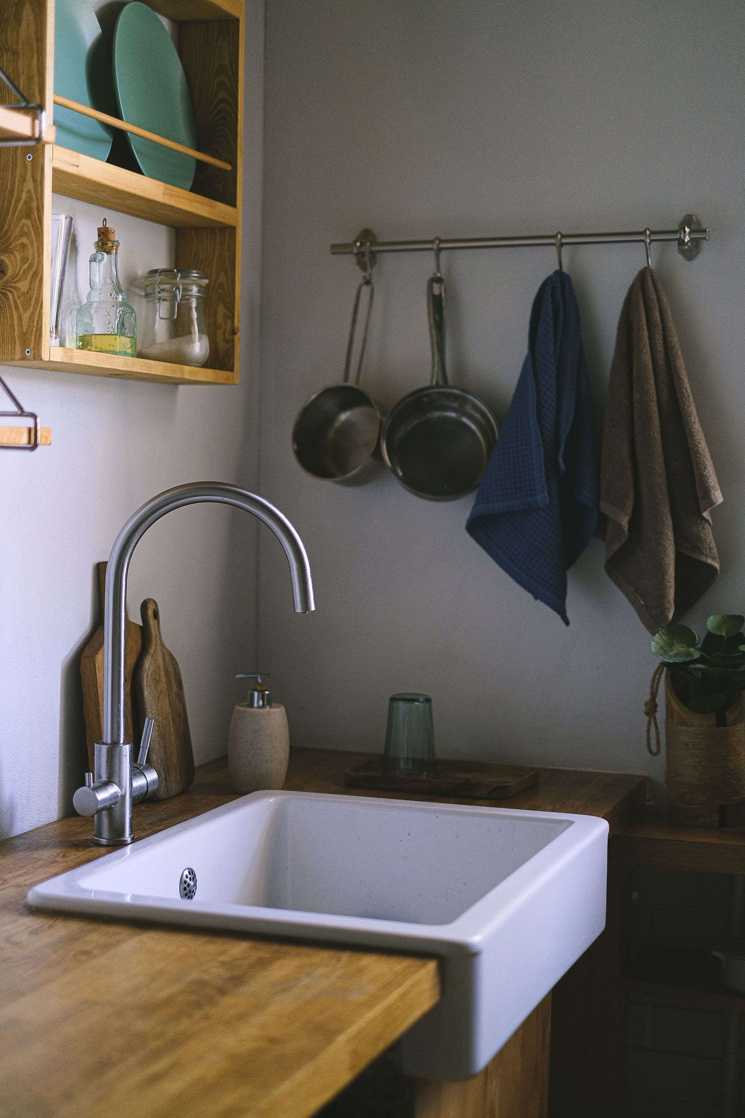 Organized workstation sink setting illustrating a configured product program